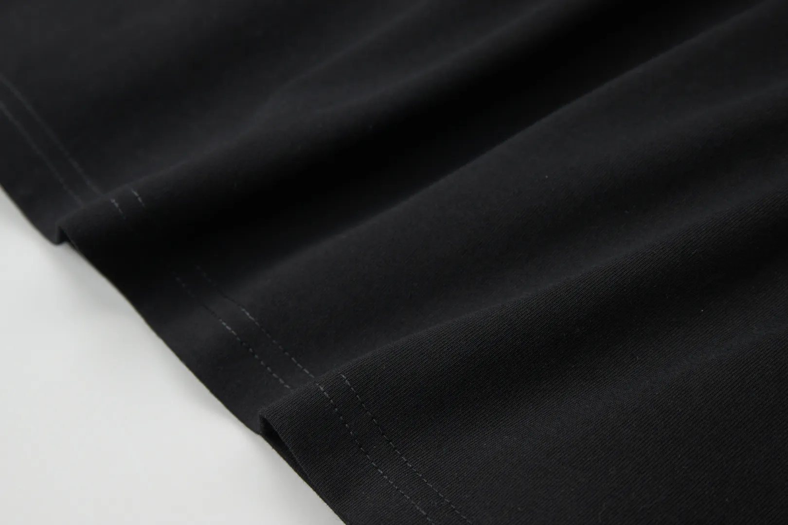 🅿️220 ✨CH✨🆕25SS spring and summer new style Crow Heart ✝ frame logo patch short sleeves Light luxury essential item for daily commuting for men and women Correct version Welcome to compare Detailed features · 260g 100% pure cotton double yarn jersey fabric · Custom dyed in the same cylinder, special thickened 32 double-ply 1X1 threads · Double-needle stitching and cross-stitching technology · Original main mark, washed tag, branded moisture-proof paper packaging Color: White/Black/ Size: S/M/L/XL
